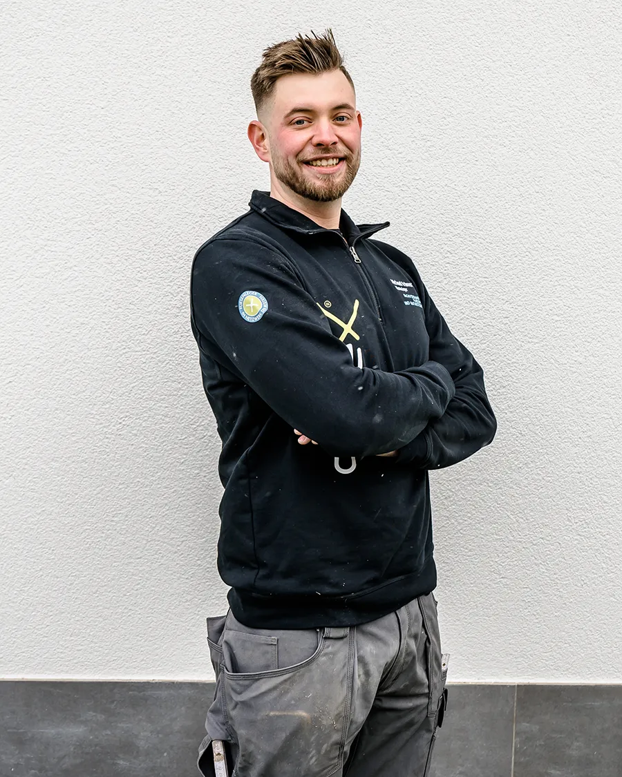 Fliesenleger Micky ist Geselle und gehört mit zum Team des Meisterbetriebs Fliesen Kast aus Heimbach.