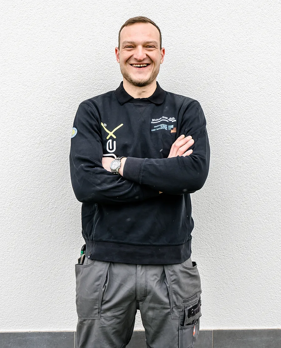 Fliesenlegermeister Michael ist Teil des Teams von Fliesen Kast in Heimbach.