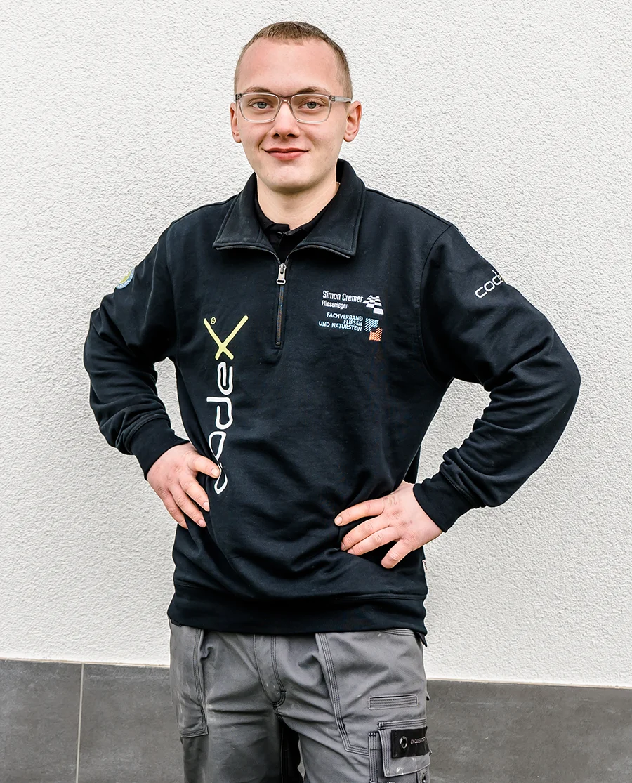 Simon ist Azbui und erlernt das Fliesenhandwerk im Meisterbetrieb Fliesen Kast aus der Eifel.