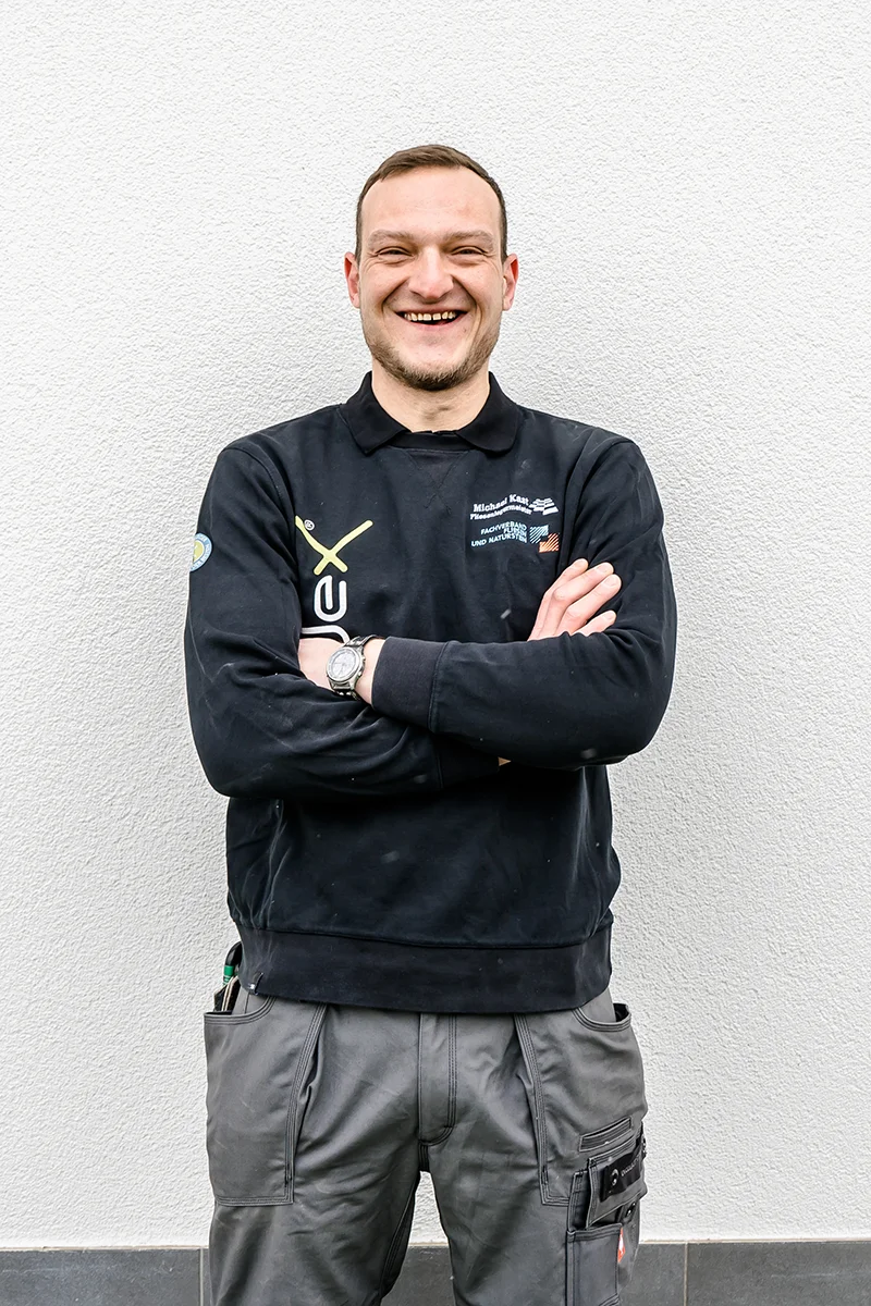 Fliesenlegermeister Michael ist Teil des Teams von Fliesen Kast in Heimbach.